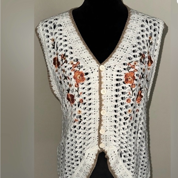 🤎 SHEIN Floral Button Front Pointelle Knit Vest - Picture 4 of 7